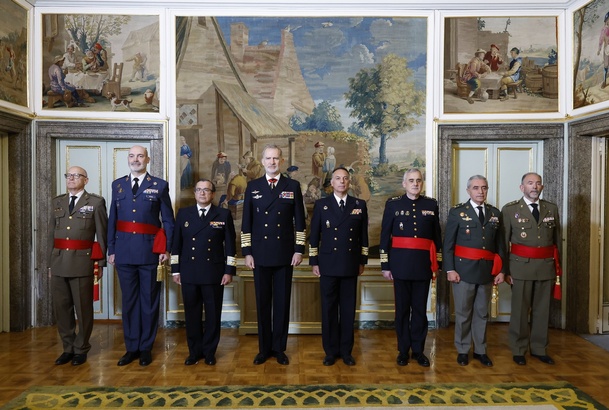 Su Majestad el Rey junto a los componentes de la audiencia militar a un grupo de generales de división y vicealmirantes